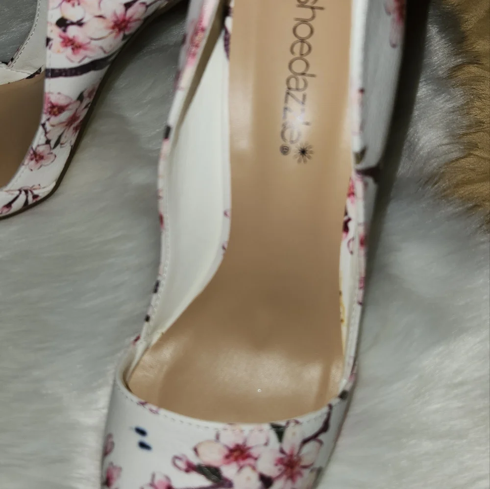 NWOT !! SHOEDAZZLE HEELS. - Picture 5 of 6